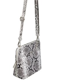 Borsa a tracolla grigia e nera con motivo a serpente, dotata di chiusura a zip e hardware in tonalità argento. Tracolla regolabile. Dettaglio della superficie testurizzata.