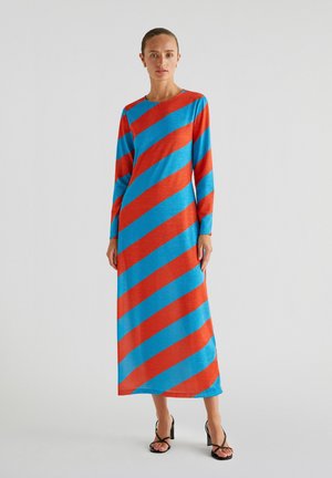 Abito a maniche lunghe con strisce diagonali rosse e blu, realizzato in un tessuto testurizzato, con scollo rotondo e silhouette dritta.