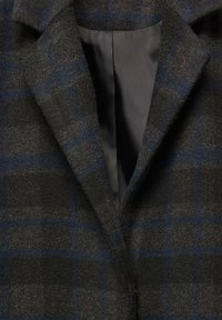 Blazer in misto lana con base grigio carbone e motivo a quadri blu e grigio. Dettagli notevoli includono un rever a scollo e foderi lisci.