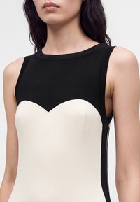 Elisabetta Franchi WOMAN'S DRESS - Φόρεμα-πουλόβερ - burro/nero