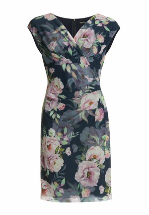 Sukienka kwiatowa na granatowym tle, zdobiona różowymi i zielonymi różami. Dekolt w serek, krótkie rękawki typu cap oraz detale w talii. Zapięcie z tyłu na suwak.