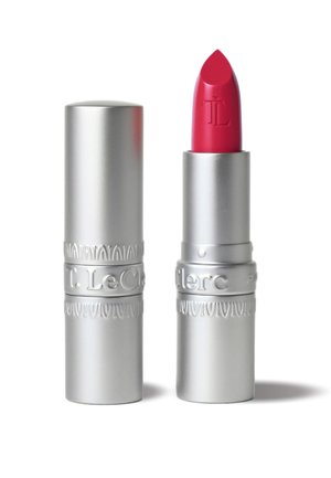 Rouge à lèvres rouge avec une pointe effilée en finition mate. Logé dans un tube métallique argenté avec des détails gravés. Le capuchon ferme parfaitement le tube.