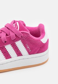 adidas Originals CAMPUS - Babacipők - semi lucid fuchsia/footwearwhite