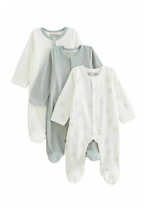 Trois pyjamas pour bébés : un blanc avec des motifs d'animaux, un gris clair et un crème. Tous comportent des manches longues et des pressions.