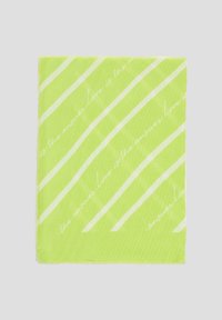 Neon groene sjaal met diagonale witte strepen en het herhalende tekst "Liefde is het antwoord". De stoffen lijken zacht en textuur te hebben.