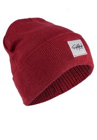 Rote gestrickte Mütze mit weicher Textur, mit umgeschlagenem Rand und einem quadratischen Logopatch, der an der Seite aufgenäht ist.