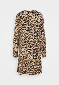 Robe manches longues, longueur genoux, avec ourlet froncé, motif léopard beige et marron.