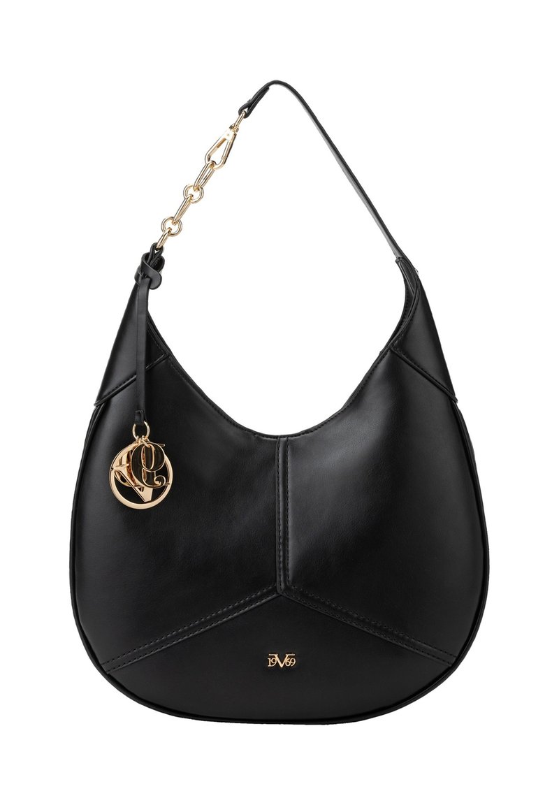 Schwarze Leder-Hobo-Tasche mit glatter Textur, ausgestattet mit einem goldenen Kettenriemen und einem Marken-Motiv in Gold. Winkliges Design mit Nähten.