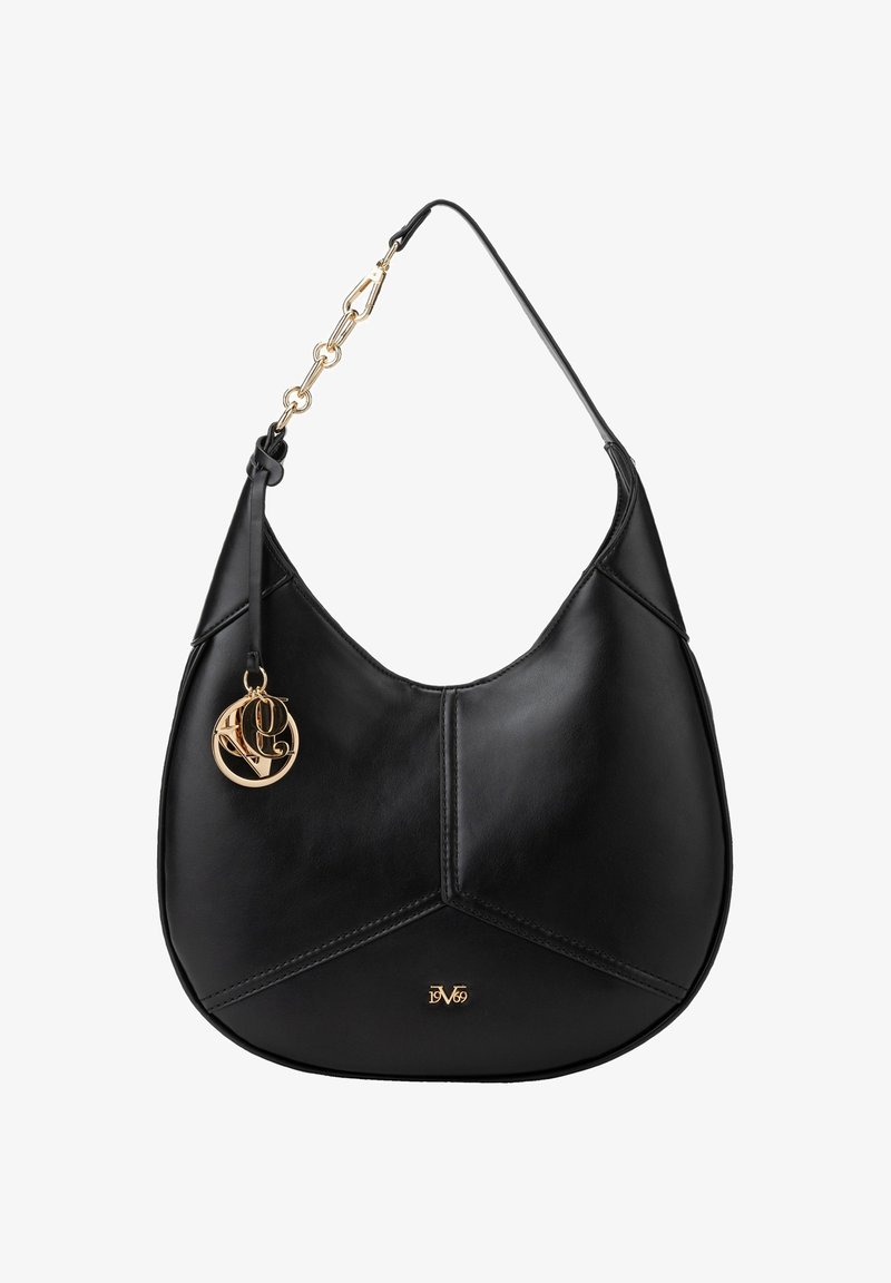 Schwarze Leder-Hobo-Tasche mit glatter Textur, ausgestattet mit einem goldenen Kettenriemen und einem Marken-Motiv in Gold. Winkliges Design mit Nähten.