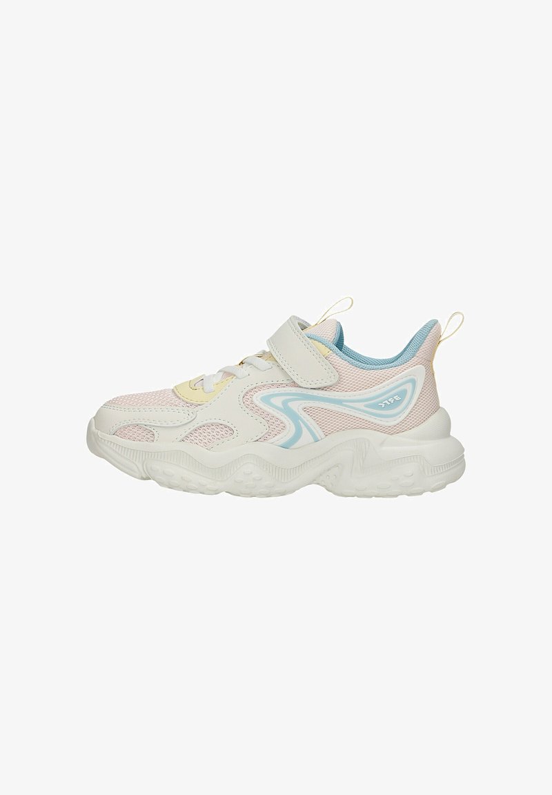 Chaussure de sport pour enfants rose clair et blanche avec des accents bleus, en tissu mesh, semelle épaisse et une fermeture à une seule bride velcro.