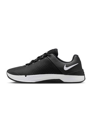 Schwarzer Nike-Laufschuh mit weißer Sohle und weißem Nike-Swoosh-Logo an der Seite, auf weißem Hintergrund dargestellt.
