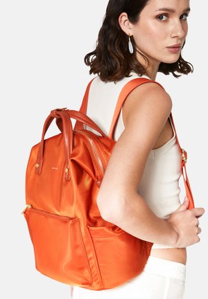 Orange nylon rygsæk med læderdetaljer og lynlåse, udstyret med to top håndtag, justerbare remme og frontlomme. Struktureret glans.