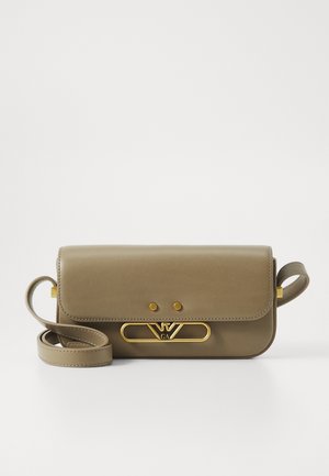 Bolsa de couro verde-oliva com aba dobrável, acessórios em dourado e uma alça de ombro. Apresenta um detalhe retangular com o logótipo na parte da frente.