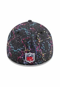 Schwarze Kappe mit einem Spritzlackdesign in Pink, Blau und Gelb. Mit einem gestickten NFL-Logo an der Seite. Glatte Stofftextur.