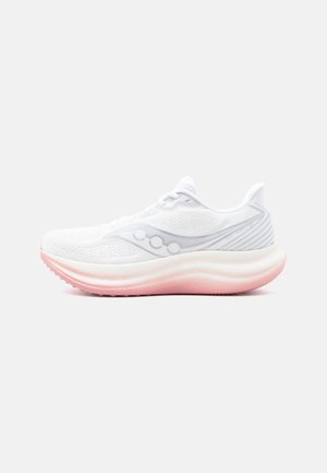 Biały sportowy tenisówka z przewiewną cholewką z siateczki, wiązaniem na sznurówki i grubą, amortyzowaną podeszwą w odcieniach różu na dole, widok z boku na białym tle.