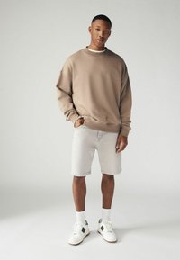 Next REGULAR FIT - Pantaloni scurți - stone