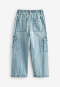 Pantaloni cargo in denim azzurro chiaro con vita elastica, dotati di due tasche posteriori e una tasca laterale cargo. Tessuto morbido e testurizzato.