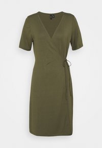 Robe portefeuille vert olive fabriquée en tissu doux, avec un décolleté en V, des manches courtes et un lien à la taille. Texture lisse et design épuré.