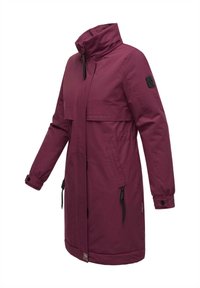 Bordo parka jaka ar augstu apkakli, priekšējiem kabatām, regulējamiem auklām un logotipa uzšuvumu uz piedurknes. Gluda tekstūra, ceļa garuma dizains.