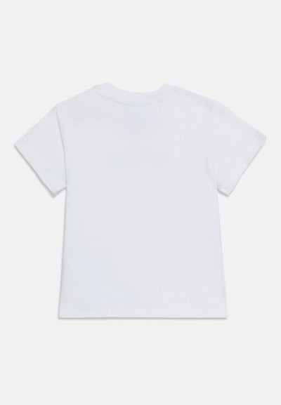 Απλό λευκό βαμβακερό T-shirt κοντό μανίκι, απλωμένο επίπεδα, που δείχνει την πίσω πλευρά με στρογγυλή λαιμόκοψη και κανονική εφαρμογή.