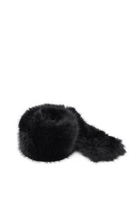 Cappello di pelliccia nera con una forma rotonda e soffice e una lunga coda pelosa attaccata che si estende di lato su uno sfondo bianco.