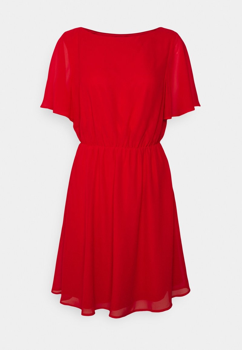 Robe courte rouge avec manches volantes, taille élastique et jupe évasée en ligne A sur un fond clair uni.
