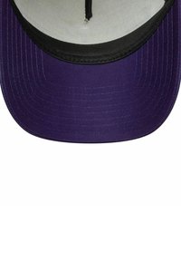 Lila Baseballkappe mit schwarzem Schirm und strukturiertem Stoff. Das Innenfutter ist grau und verfügt über eine zentrale Naht für Stabilität.