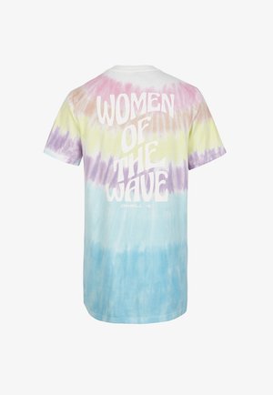 T-shirt tie-dye z krótkim rękawem w pastelowych kolorach z białym napisem „WOMEN OF THE WAVE” i małym logo O'Neill na plecach.