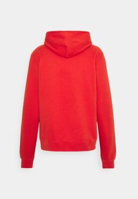 Sweat-shirt à capuche rouge uni avec manches longues, poignets et ourlet côtelés, présenté de dos sur un fond blanc.