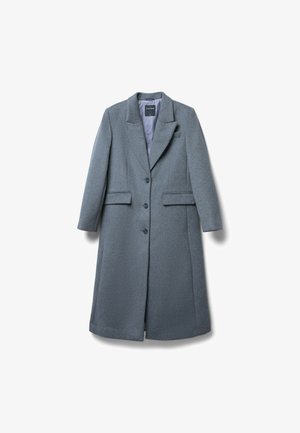 Cappotto di lana grigia con design strutturato, colletto a risvolto, tre bottoni e due tasche frontali. Interno foderato in un tessuto liscio a contrasto.