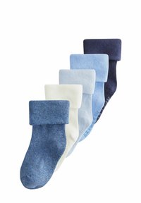 Cinque paia di calzini per bambini in varie tonalità di blu, blu chiaro e bianco, con texture a coste e polsini arrotolati.