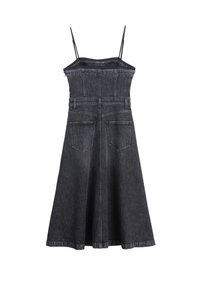 Vestido de mezclilla negro con tirantes finos, cuerpo ajustado y falda acampanada. Presenta bolsillos laterales y detalles de costura visibles.