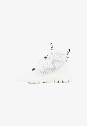 Hvide høje sneakers med en åndbar mesh-overdel, gummitåhætte og tekstureret sål. Har sorte detaljer og et toggle snøresystem.