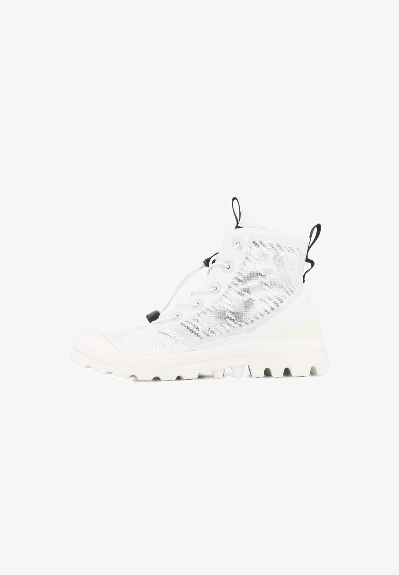 Sneaker alta bianca con tomaia in mesh traspirante, punta in gomma e suola testurizzata. Presenta dettagli neri e un sistema di allacciatura a toggle.