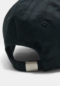 Schwarze Stoff-Baseballmütze mit gestickter Oberfläche und gebogenem Schirm, mit einem silbernen Metallverschluss an einem verstellbaren Riemen auf der Rückseite.