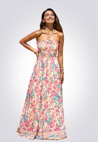 Halsloses Maxikleid aus leichtem Stoff mit floralem Muster in Pink und Blau, mit gerafftem Oberteil und gestaffeltem Saumdetail.