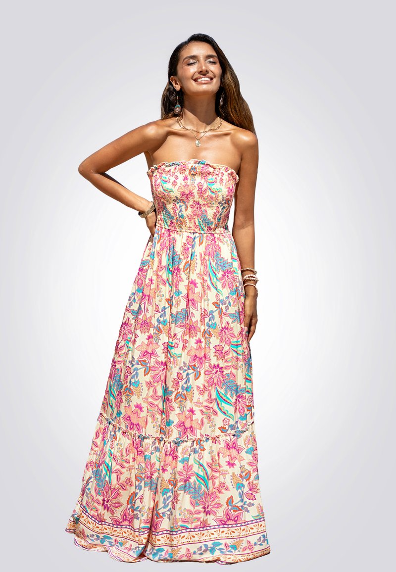 Abito maxi senza spalline in tessuto leggero, caratterizzato da un motivo floreale in rosa e blu, con un corpetto arricciato e un orlo a più strati.
