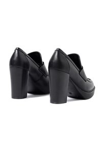 Scarpe nere con tacco dallo smalto in pelle liscia, punta arrotondata e tacco spesso a righe. Presentano cuciture minime e un design con taglio laterale.