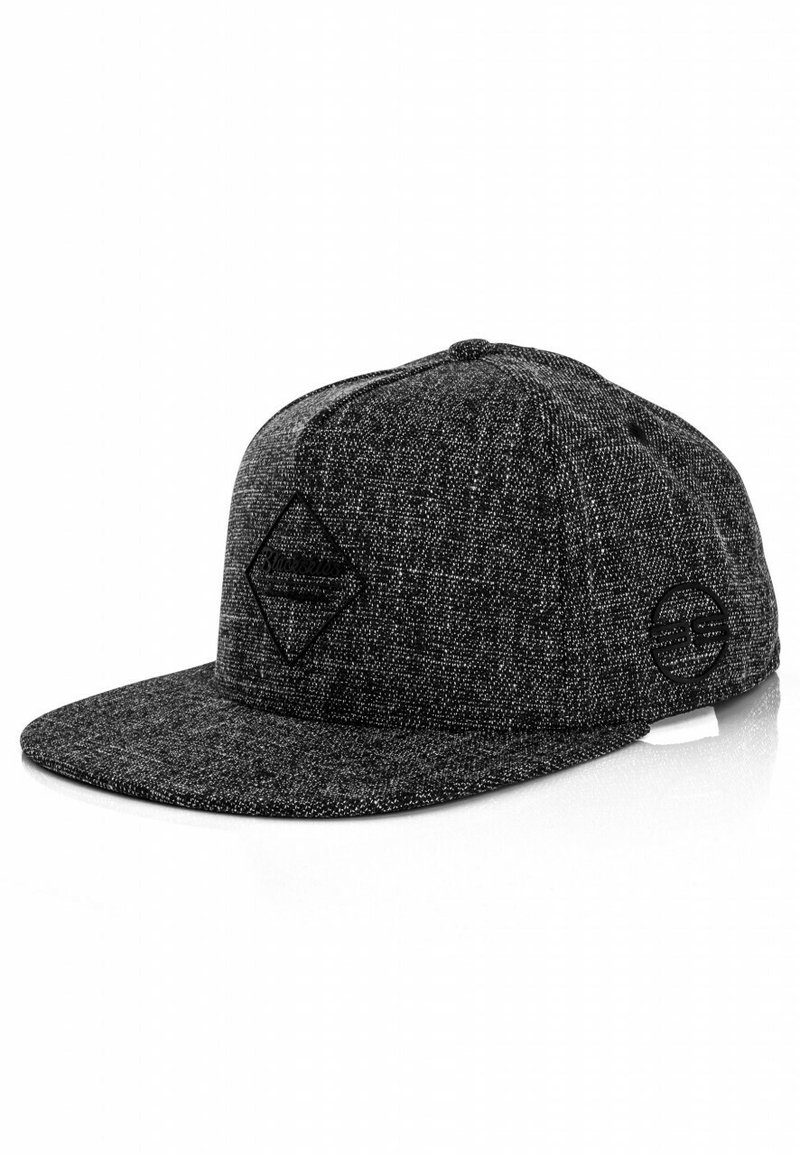Juodas ir pilkas snapback kepurė, pagaminta iš tekstūruoto audinio, su deimanto logotipu ir apvalia emblema šonuose. Lygus bill dizainas.