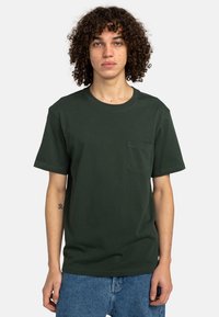 Mørkegrøn bomulds T-shirt med rund hals, korte ærmer og en brystlomme. Casual pasform og glat tekstur.