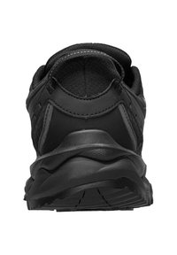 Scarpa sportiva nera, con tomaia in rete, colletto imbottito e suola in gomma testurizzata con scanalature profonde per una migliore aderenza.