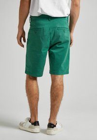 Pepe Jeans REGULAR - Šortai - jungle green