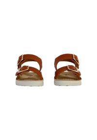 Sandali in pelle marrone con tre cinghie regolabili e fibbie in metallo dorato, dotati di una suola bianca e di una superficie liscia.