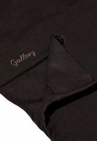 Borsa in tessuto nero con una superficie testurizzata. Presenta un logo "Gallery" ricamato e un dettaglio con chiusura a bottone.