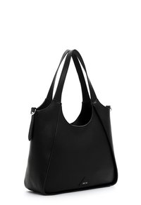 Mustast kivitahvliga nahast käekott kahe õlarihmaga ja esiküljel väikese metallist sildiga, millel on kiri "RUE 09".