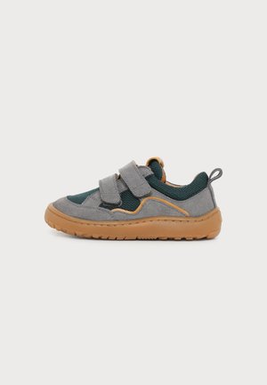 Baskets enfant en gris et vert foncé avec deux bandes velcro et une semelle en caoutchouc marron clair, vues de profil sur fond blanc.