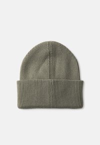 Knitted beanie in olive green, featuring a ribbed texture and a folded cuff. Rounded top with a seamless design.