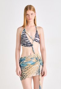 Bikini gornji dio s cvjetnim i prugastim uzorkom, u kombinaciji s plavom i bež zavojnom suknjom s teksturiranim dizajnom i dekorativnim perlicama.