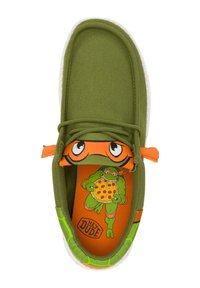 Groene canvas schoen met oranje accenten. Bevat een inlegzool ontwerp van een cartoonfiguur en een gestructureerde rubberen zool, ideaal voor casual gebruik.