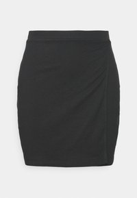 Saia mini justa preta feita de algodão com elasticidade, apresentando um detalhe drapeado lateral e uma cintura suave, com uma bainha que fica acima do joelho.